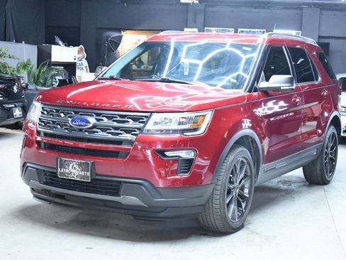 Used 2018 Ford Explorer XLT w/ Equipment Group 202A image 5
