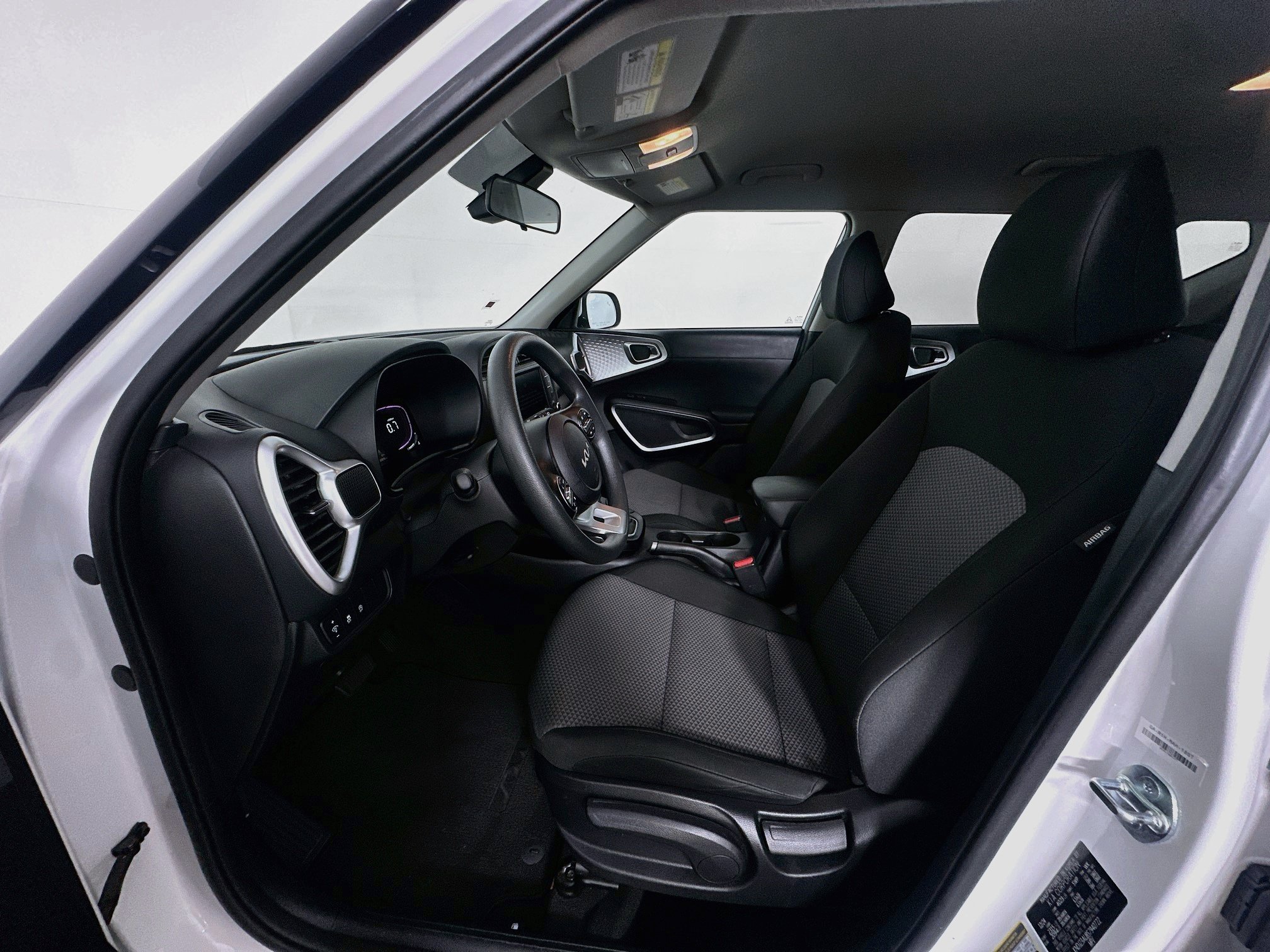 Used 2025 Kia Soul LX w/ LX Technology Package FWD image 13