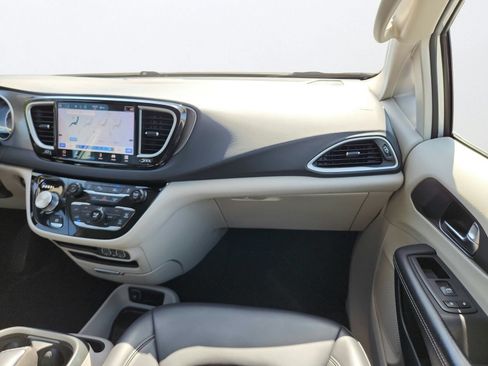 Used 2023 Chrysler Pacifica Touring-L FWD image 26