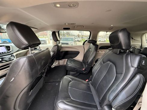 Used 2023 Chrysler Pacifica Touring-L image 24