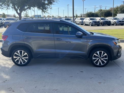 Certified 2022 Volkswagen Taos SE w/ Panoramic Sunroof Package image 11