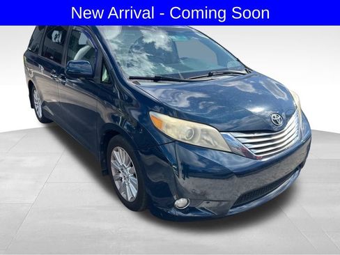 Used 2011 Toyota Sienna Limited image 3