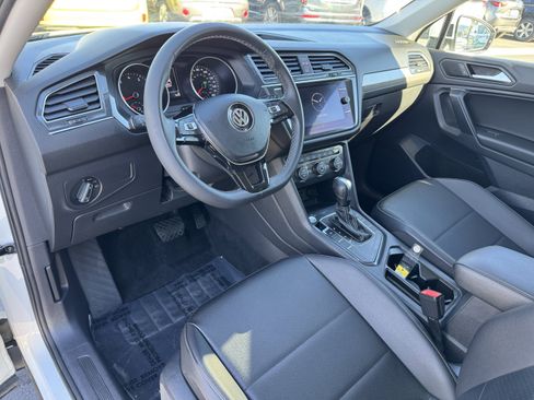 Certified 2021 Volkswagen Tiguan SE w/ Panoramic Sunroof Package image 17