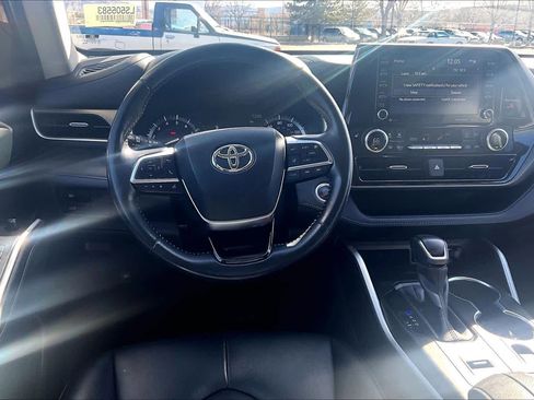 Used 2020 Toyota Highlander XLE image 6