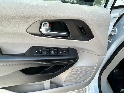 Used 2024 Chrysler Pacifica Touring-L image 16