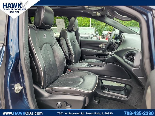 Certified 2024 Chrysler Pacifica Premium FWD image 34