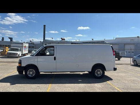 Used 2022 Chevrolet Express 2500 Extended image 3