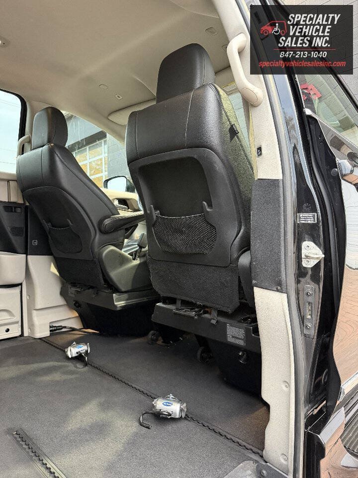 Used 2018 Chrysler Pacifica Touring-L FWD image 18