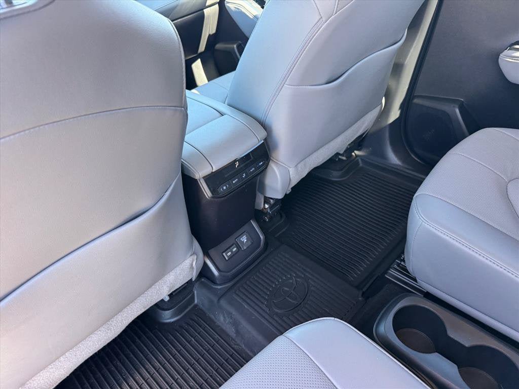 Used 2022 Toyota Highlander Limited AWD/4WD image 12