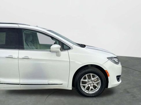 Used 2018 Chrysler Pacifica Touring-L Plus image 4