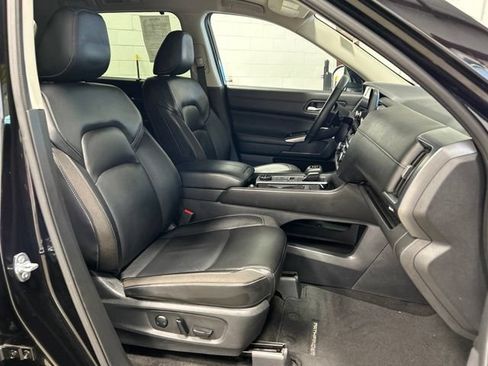 Used 2025 Nissan Pathfinder SL AWD/4WD image 12