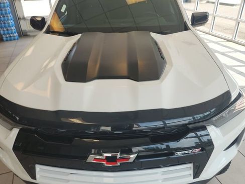 Used 2025 Chevrolet Colorado ZR2 w/ Technology Package AWD/4WD image 5
