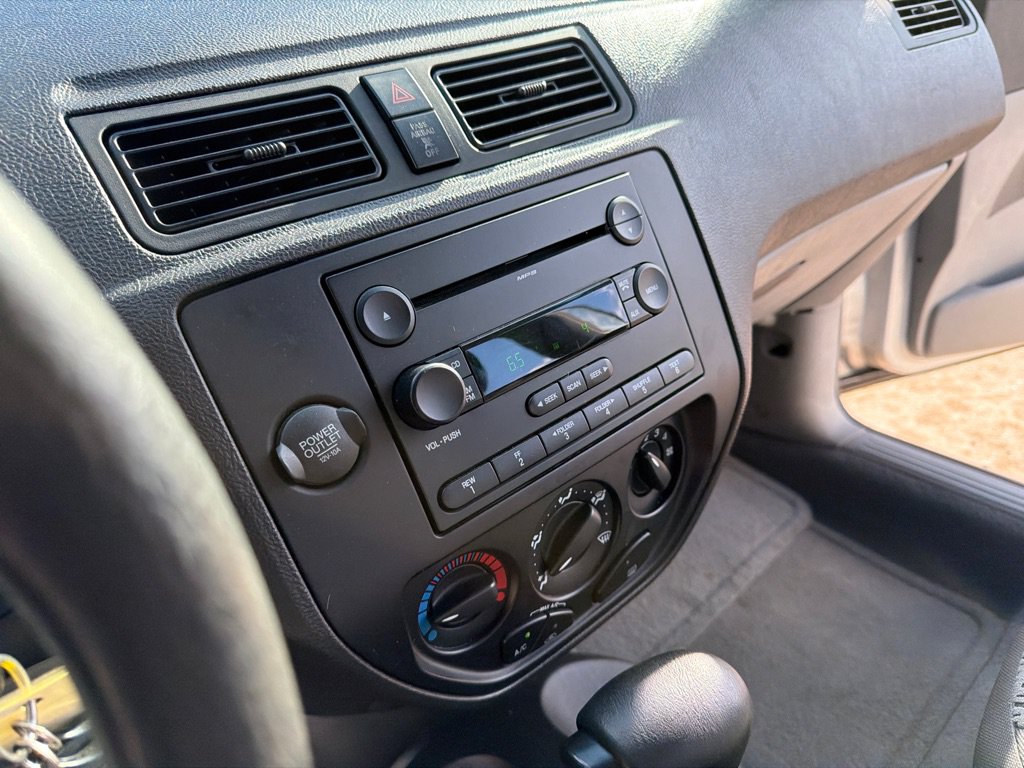 Used 2006 Ford Focus ZX4 Sedan FWD image 17