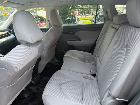 Used 2024 Toyota Highlander LE AWD/4WD image 17