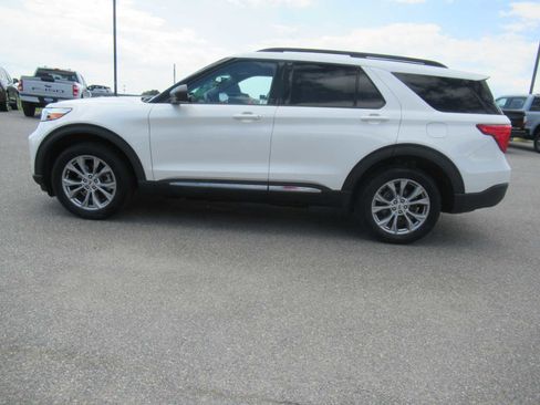 Used 2022 Ford Explorer XLT w/ Equipment Group 202A image 8