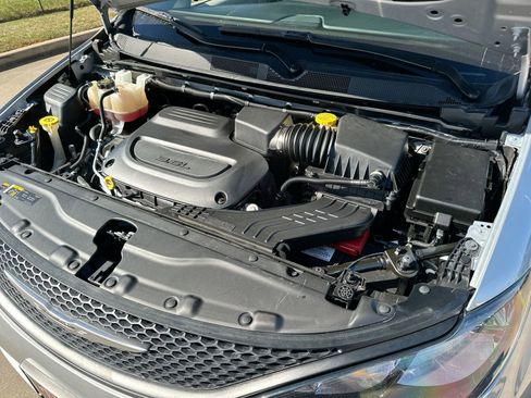 Used 2023 Chrysler Voyager LX image 25