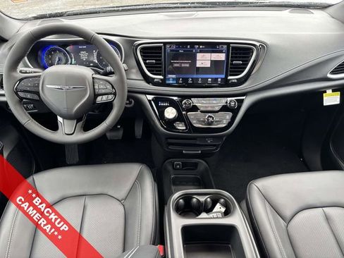 New 2026 Chrysler Pacifica Select image 2