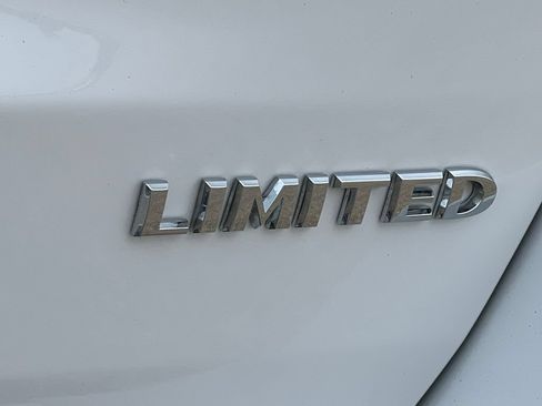 Used 2019 Jeep Grand Cherokee Limited w/ Trailer Tow Group IV AWD/4WD image 2