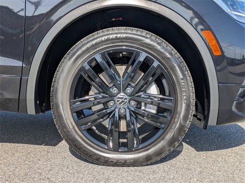 Used 2022 Volkswagen Tiguan SE R-Line image 12