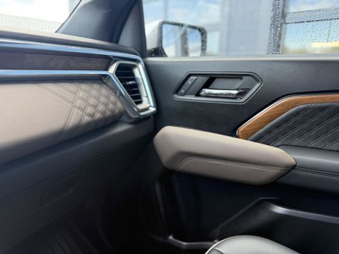 Used 2024 GMC Canyon Denali image 10