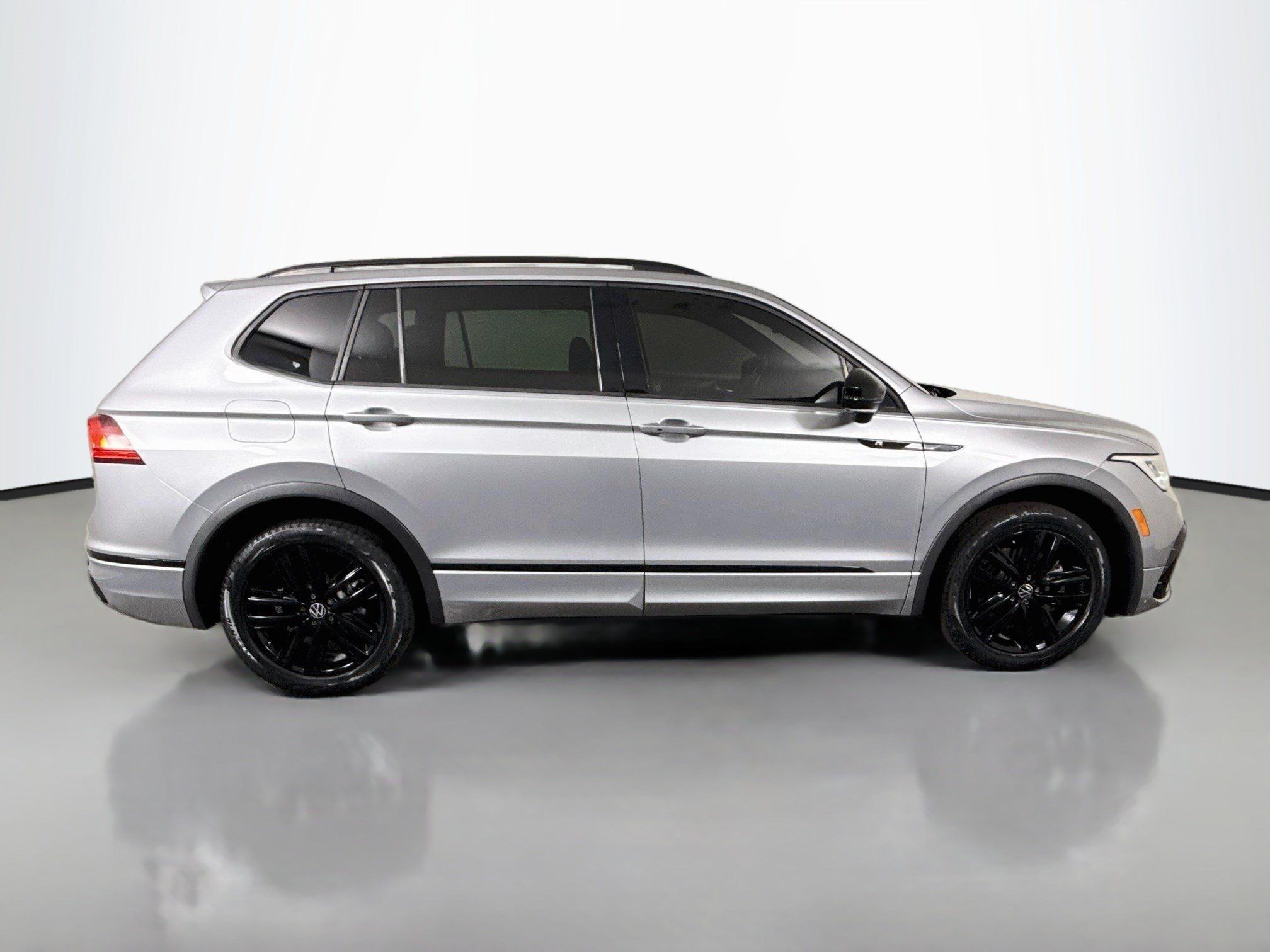Used 2022 Volkswagen Tiguan SE R-Line FWD image 11