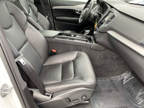 Used 2022 Volvo XC90 T5 Momentum image 22