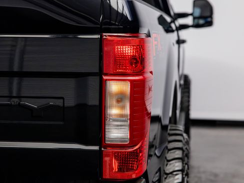 Used 2021 Ford F250 XLT w/ FX4 Off-Road Package image 19