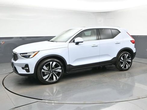Used 2025 Volvo XC40 B5 Plus AWD/4WD image 4