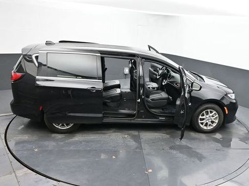 Used 2025 Chrysler Pacifica Select image 67