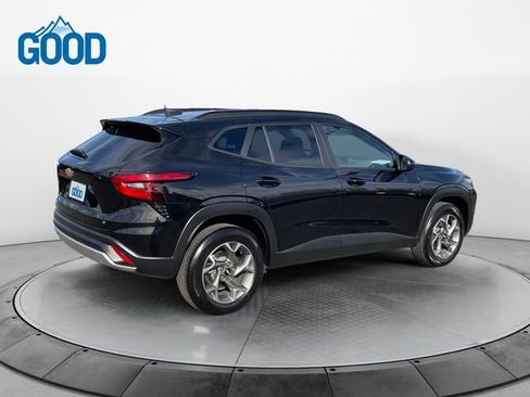 Used 2025 Chevrolet Trax LT w/ LT Convenience Package image 5