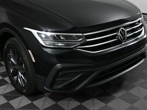 Used 2023 Volkswagen Tiguan SE image 34