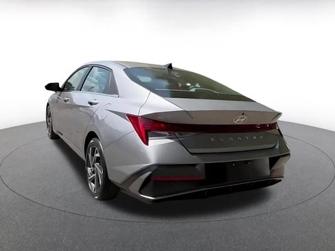 Used 2025 Hyundai Elantra SEL FWD image 11