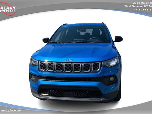 Used 2024 Jeep Compass Latitude AWD/4WD image 2
