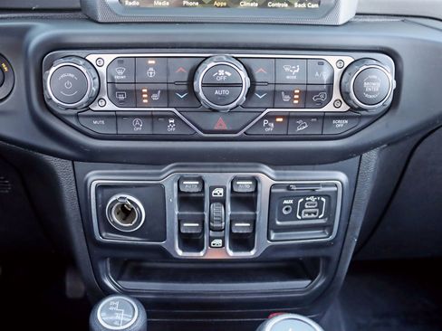 Used 2019 Jeep Wrangler Unlimited Sahara AWD/4WD image 26