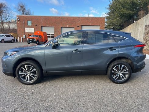 Used 2021 Toyota Venza LE image 2