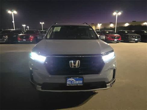 Used 2025 Honda Pilot Touring image 5