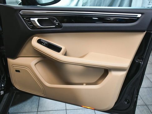 Used 2025 Porsche Macan image 16