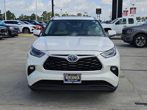 Used 2021 Toyota Highlander XLE AWD/4WD image 2