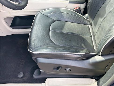 Used 2023 Chrysler Pacifica Limited image 21