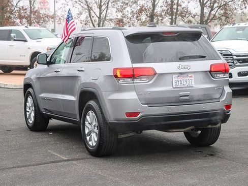 Used 2021 Jeep Grand Cherokee Laredo image 2