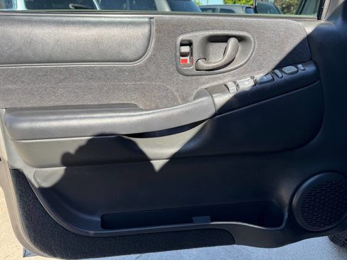 Used 2001 Chevrolet Blazer LS w/ Preferred Equipment Group image 17