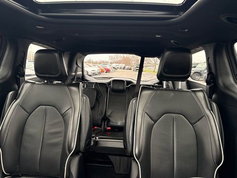 Used 2025 Chrysler Pacifica Premium image 29