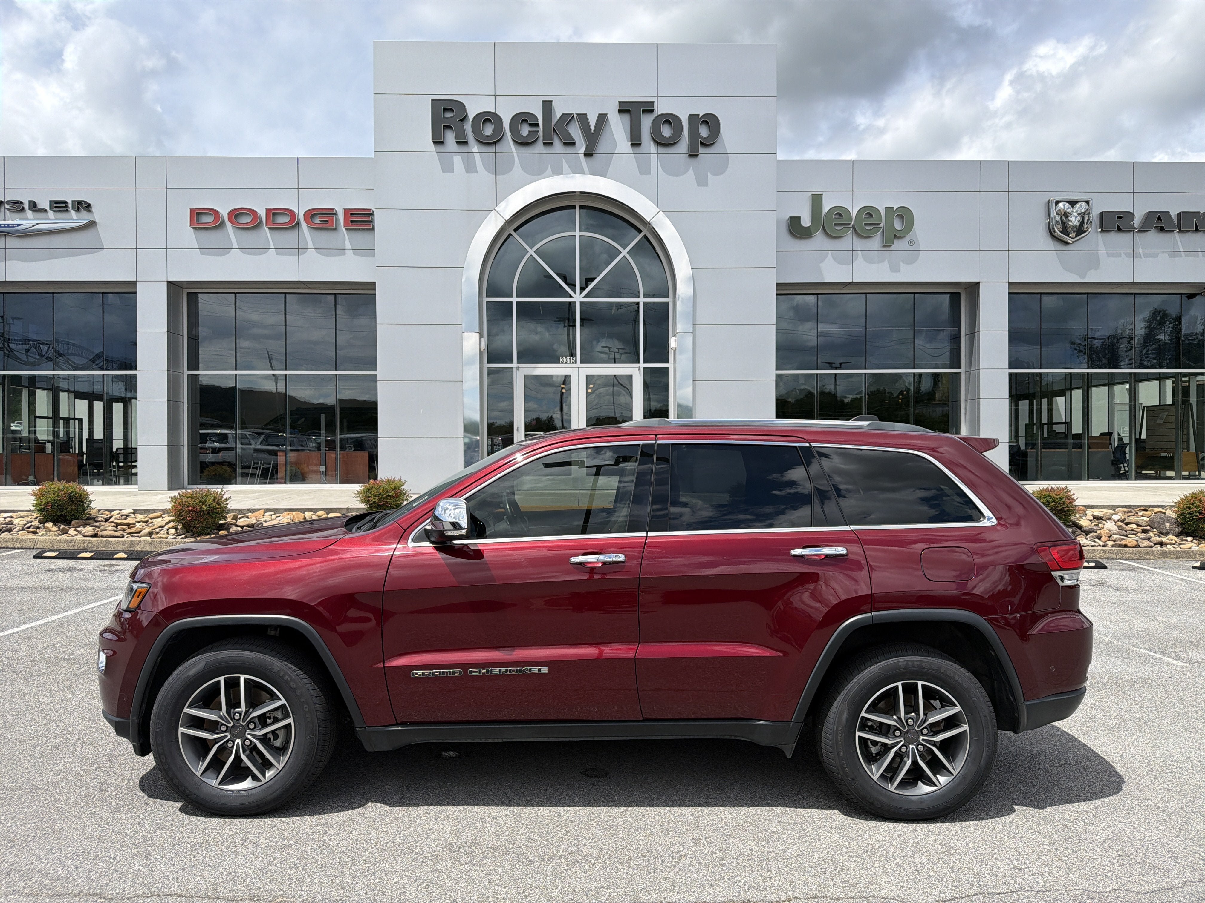 Used 2021 Jeep Grand Cherokee Limited w/ Luxury Group II AWD/4WD image 1