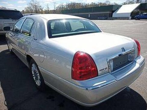 Used 2011 Lincoln Town Car Signature Limited w/ Continental Edition Pkg image 2