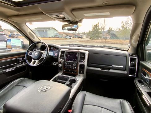 Used 2018 RAM 1500 Laramie image 32