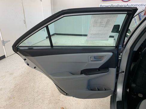 Used 2017 Toyota Camry SE w/ Moonroof Package image 21