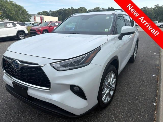 Used 2023 Toyota Highlander Limited AWD/4WD image 2