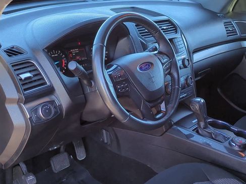 Used 2018 Ford Explorer XLT image 2