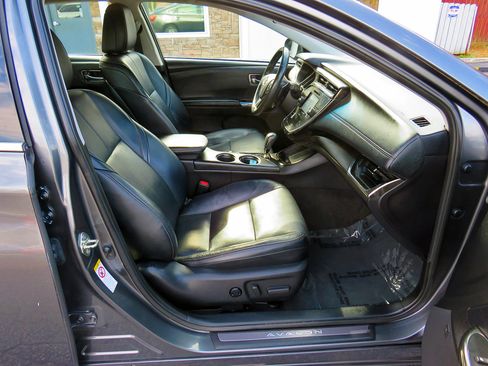 Used 2017 Toyota Avalon Limited image 12