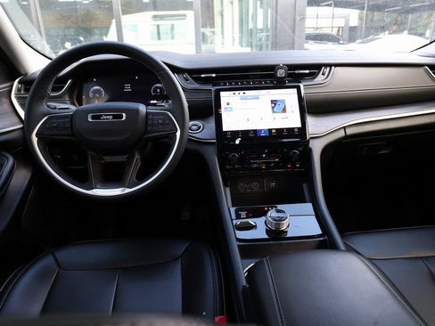 Used 2024 Jeep Grand Cherokee Limited w/ Black Appearance Package image 17